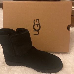 BRAND NEW - NEVER WORN - BLACK UGGS - SIZE 8 - STYLE CORY